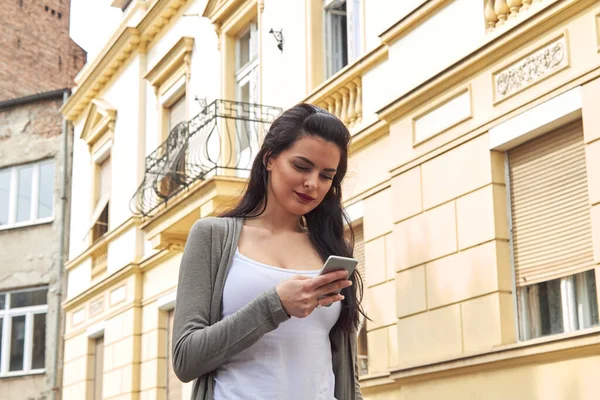 Joven Linda Mujer Usando Teléfono Inteligente Calle — Foto de Stock