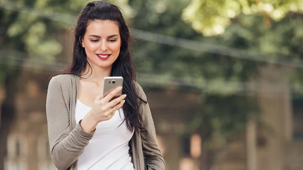 Joven Linda Mujer Usando Teléfono Inteligente Calle — Foto de Stock