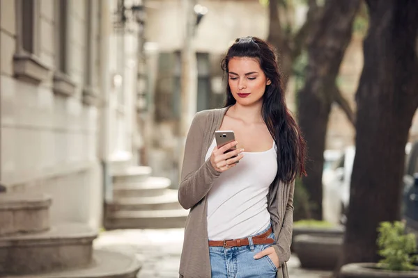 Jong Schattig Vrouw Met Behulp Van Smartphone Straat — Stockfoto