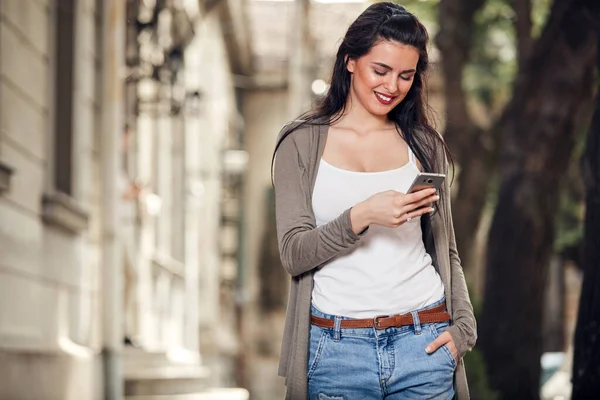 Joven Linda Mujer Usando Teléfono Inteligente Calle — Foto de Stock