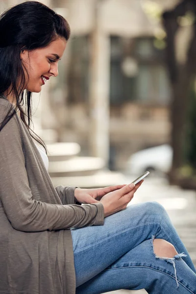 Joven Linda Mujer Usando Teléfono Inteligente Calle — Foto de Stock