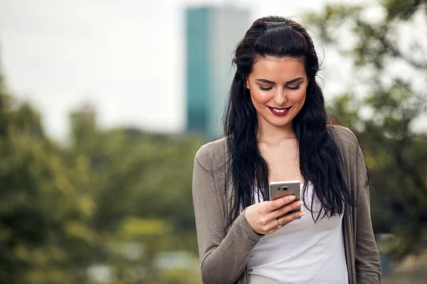 Joven Linda Mujer Usando Teléfono Inteligente Calle — Foto de Stock