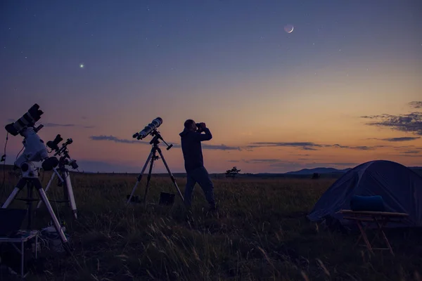 Mens Met Astronomische Telescoop Observeren Nachtelijke Hemel Onder Mlky Manier — Stockfoto