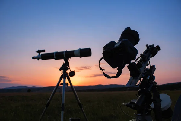 天文望远镜和照相机设备 用于捕获 观测恒星 银河系和自然界中的行星 远离光污染和城市地区 — 图库照片