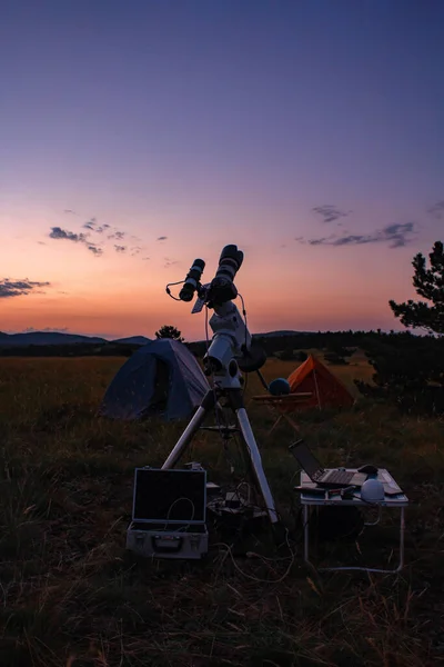 光害や都市部から遠く離れた自然界の星や天の川 惑星を捉え 観測するための天体望遠鏡やカメラ機器 — ストック写真