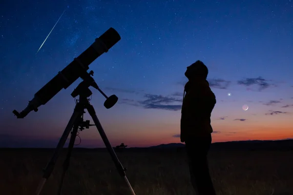 Omul Telescop Astronomic Observând Cerul Noapte Sub Stelele Mlky Way — Fotografie, imagine de stoc