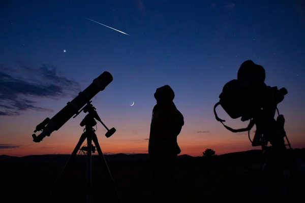 Człowiek Teleskopem Astronomicznym Obserwujący Nocne Niebo Pod Gwiazdami Mlky Way — Zdjęcie stockowe