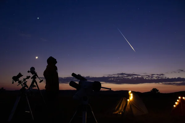 用天文望远镜观测夜空的人 在Mlky的星光下 — 图库照片