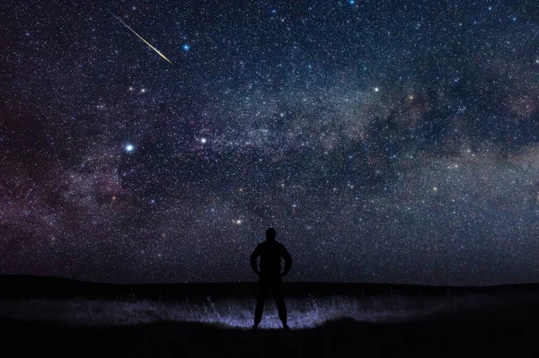 Omul Observă Cerul Nopţii Natură — Fotografie, imagine de stoc