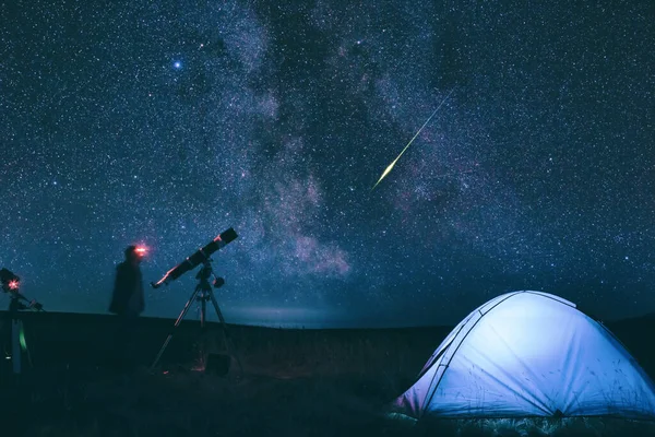 业余天文学家 带着天文望远镜在银河系下的自然界露营 — 图库照片