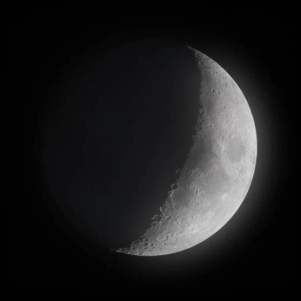 天文望遠鏡で撮影された暗い空の上の若い月 — ストック写真