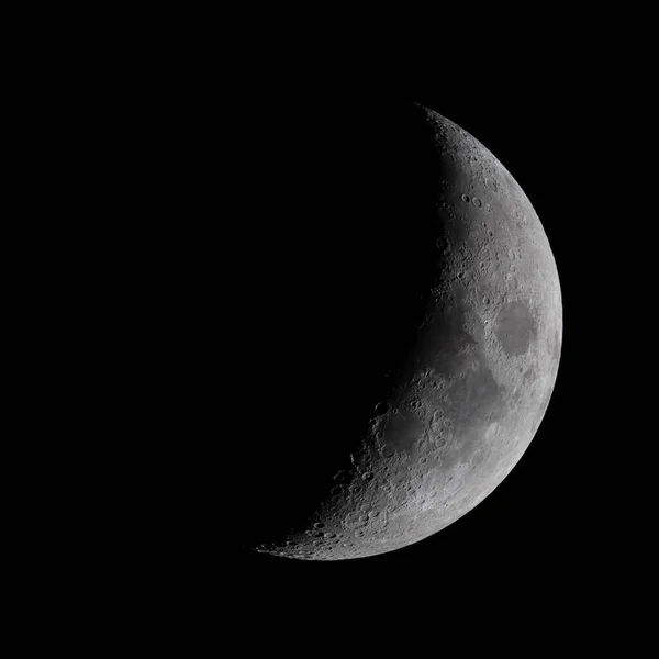 天文望遠鏡で撮影された暗い空の上の若い月 — ストック写真