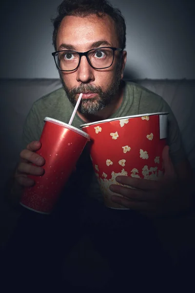 Uomo Adulto Che Guarda Film Casa Mangia Popcorn Beve Succo — Foto Stock