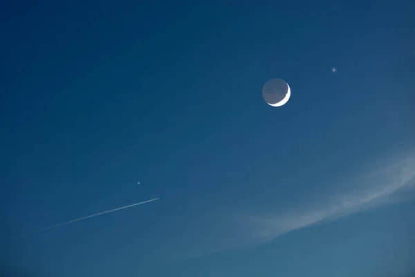 Crescent Moon Met Vliegtuig Con Trail Sterren — Stockfoto