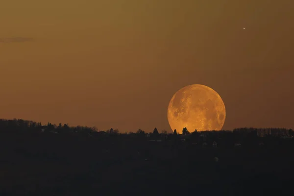 Siluetas Paisaje Campo Estrellas Luna Cielo Vívido —  Fotos de Stock