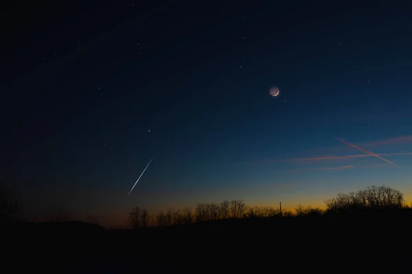 Crescent Moon Hvězdami Planetami Siluetami Stromů Večerní Obloze — Stock fotografie