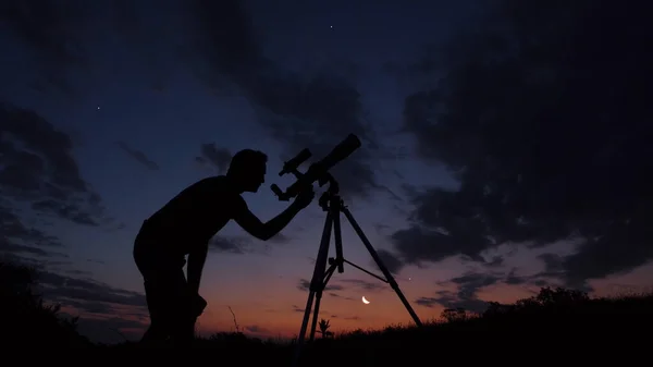 Mens Met Astronomische Telescoop Die Nachtelijke Hemel Observeert Onder Melkwegsterren — Stockfoto