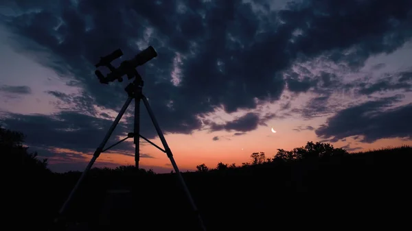 Astronomický Dalekohled Zařízení Pro Pozorování Hvězd Mléčné Dráhy Planet Přírodě — Stock fotografie