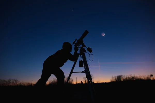 Silueta Hombre Telescopio Campo Bajo Cielo Nocturno —  Fotos de Stock