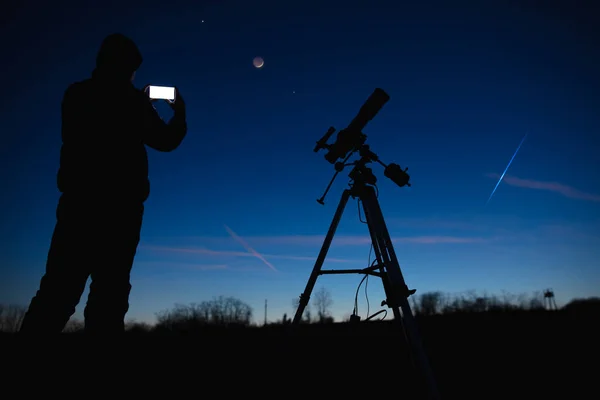 Силуэт Человека Смартфоном Телескопом Сельской Местностью Вечерним Небом — стоковое фото