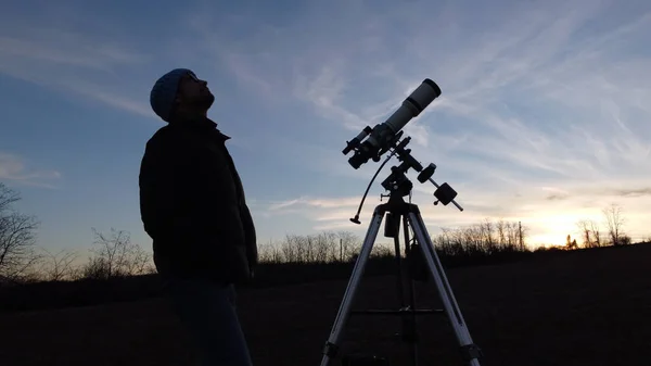 Silhueta Homem Telescópio Campo Sob Céus Noturnos — Fotografia de Stock