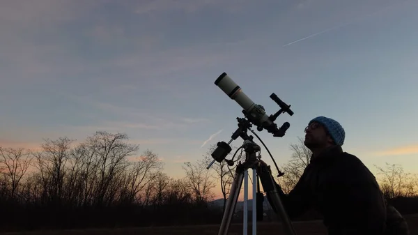 Silueta Muže Dalekohledu Krajiny Pod Večerní Oblohou — Stock fotografie