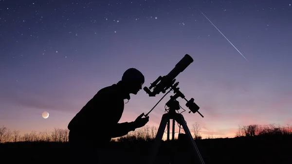 Silueta Hombre Telescopio Campo Bajo Cielo Nocturno — Foto de Stock
