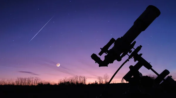 Tér Csillagászati Objektumok Megfigyelésére Szolgáló Távcső Sziluettje — Stock Fotó