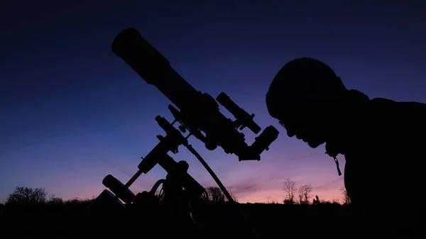 Silhouette Man Telescope Countryside Evening Skies — Stock Photo, Image