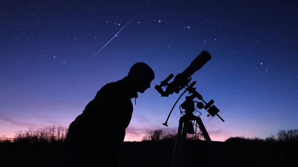 Silhouette Eines Mannes Teleskop Und Landschaft Unter Dem Abendhimmel — Stockfoto