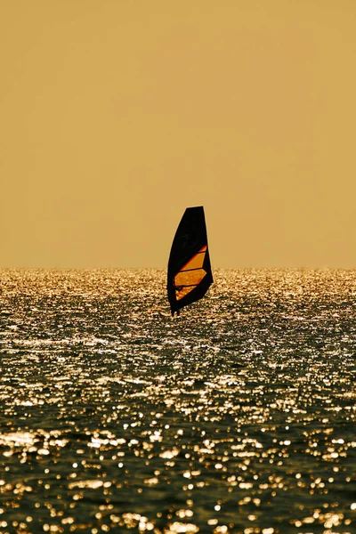 Windsurfer Στα Ανοιχτά Νερά Του Ωκεανού — Φωτογραφία Αρχείου