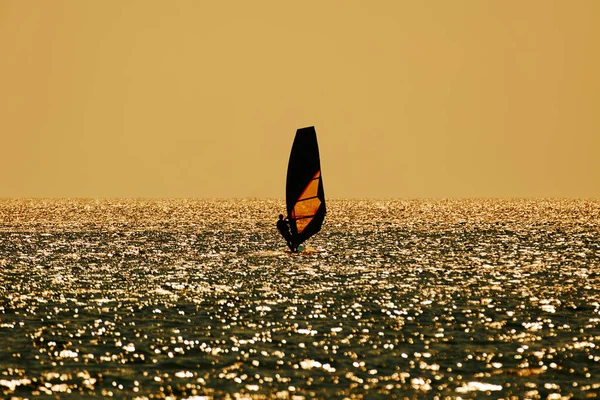 Açık Deniz Sularında Rüzgar Sörfçüsü — Stok fotoğraf