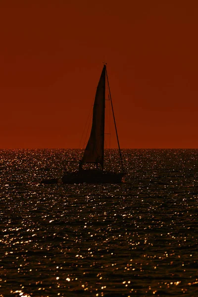 Σιλουέτα Ιστιοπλοϊκού Σκάφους Κατά Την Ανατολή Του Ήλιου Ηλιοβασιλέματος Στα — Φωτογραφία Αρχείου