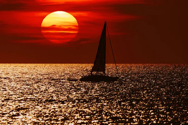 Silhueta Barco Vela Pôr Sol Nascer Sol Nas Águas Mar — Fotografia de Stock