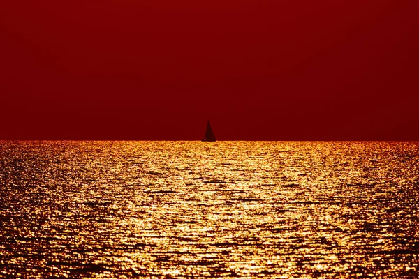 Silhueta Barco Vela Pôr Sol Nascer Sol Nas Águas Mar — Fotografia de Stock