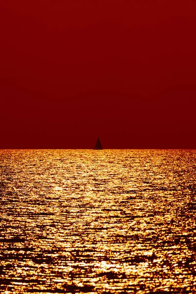 Силуэт Парусника Время Восхода Солнца Открытых Морских Водах — стоковое фото