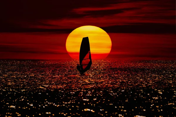 Windsurf Nas Águas Mar Aberto Pôr Sol — Fotografia de Stock