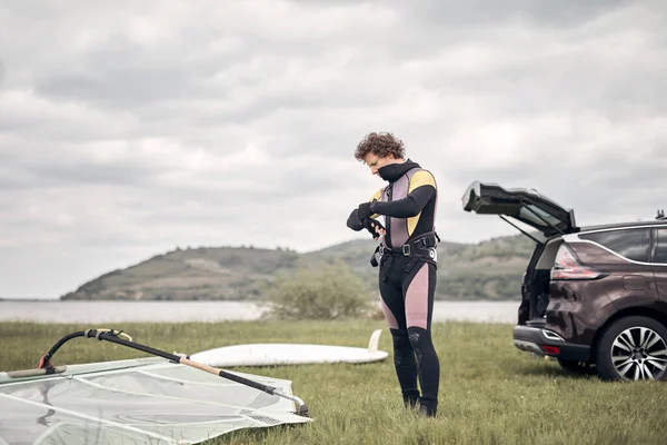 Windsurfer Desempacar Equipo Coche Naturaleza Cerca Orilla Del Lago — Foto de Stock