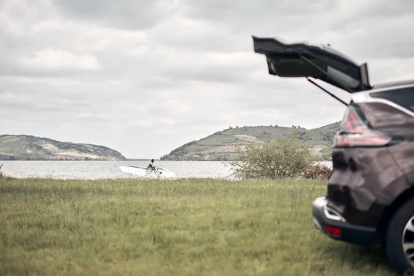 Windsurfer Desempacar Equipo Coche Naturaleza Cerca Orilla Del Lago — Foto de Stock