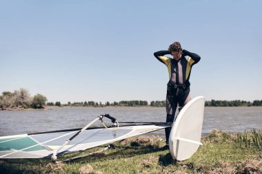 Rüzgârlı bir yaz günü gölde rüzgar sörfçüsü.