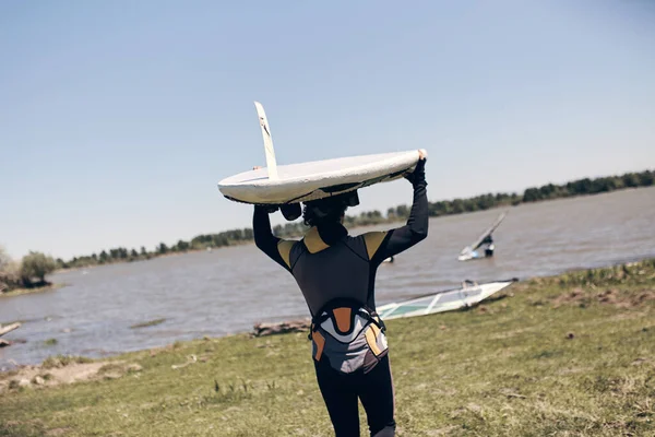 Windsurfer Einem Windigen Sommertag See — Stockfoto