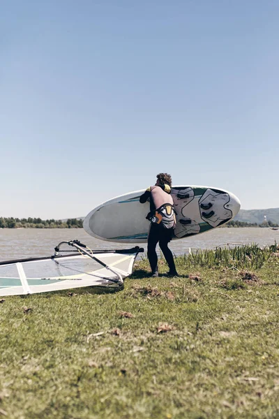 Windsurfer Una Giornata Estiva Ventosa Lago — Foto Stock