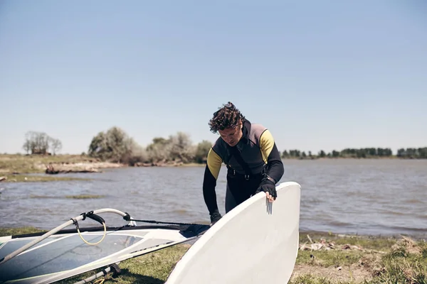 Windsurfer Větrném Letním Dni Jezera — Stock fotografie