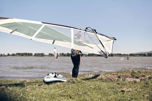 Windsurfer Una Giornata Estiva Ventosa Lago — Foto Stock