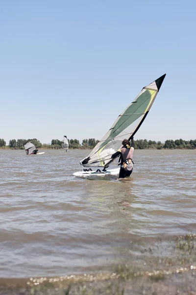 Windsurfer Einem Windigen Sommertag See — Stockfoto