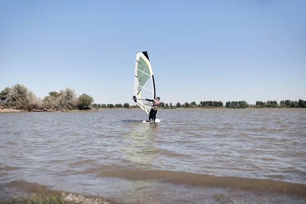 Windsurfer Einem Windigen Sommertag See — Stockfoto