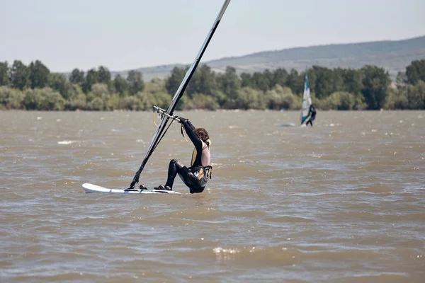 Windsurfer Día Ventoso Verano Lago — Foto de Stock