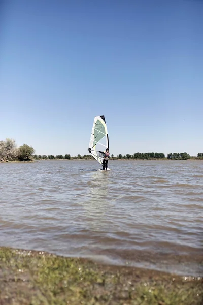 Windsurfer Una Giornata Estiva Ventosa Lago — Foto Stock