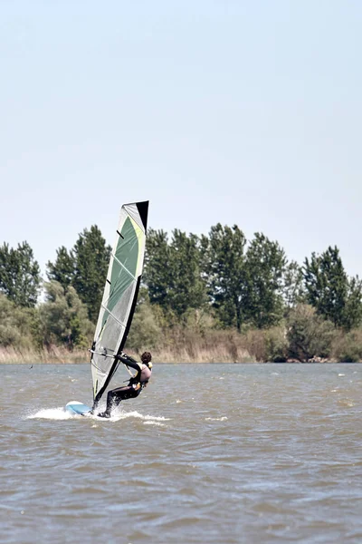 Windsurfer Een Winderige Zomerse Dag Aan Het Meer — Stockfoto