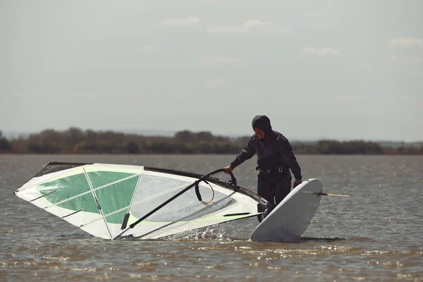 Windsurfer Disfrutando Soleado Fin Semana Lago — Foto de Stock